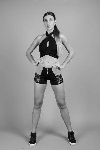 Νεαρή όμορφη γυναίκα, έτοιμη για γυμναστική σε μαύρο και άσπρο — Φωτογραφία Αρχείου