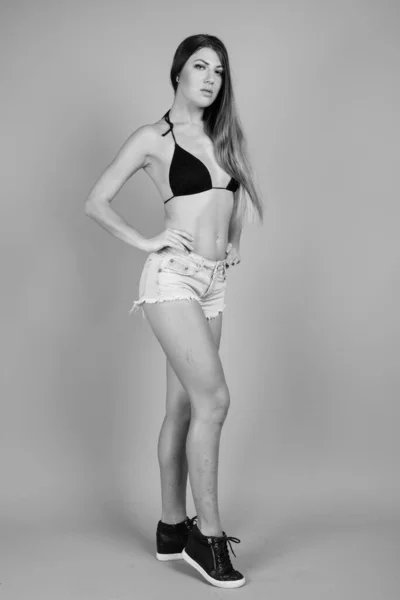 Portré fiatal gyönyörű nő visel bikini fekete-fehér — Stock Fotó