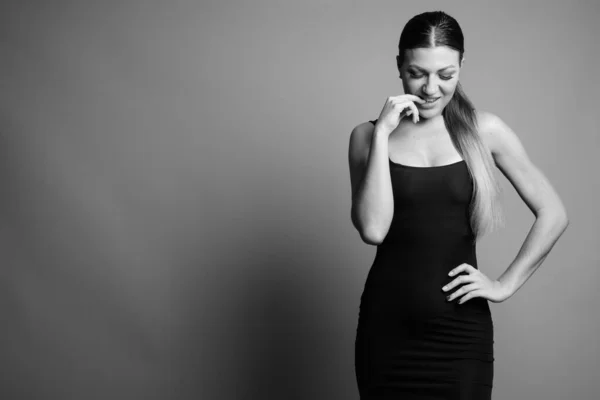 Retrato de una joven hermosa mujer en blanco y negro —  Fotos de Stock