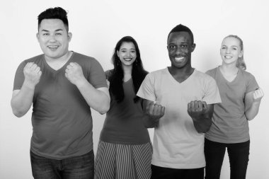 Mutlu çeşitli grup çok etnik arkadaşıyla birlikte heyecan bakarken gülümseyen Studio vurdu