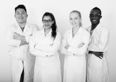 Çok etnik doktor ile birlikte geçti silah gülümseyen mutlu çeşitli grup stüdyo çekim