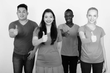 Stüdyo çok etnik arkadaş başparmak birlikte pes ederken gülümseyen mutlu çeşitli grup vurdu