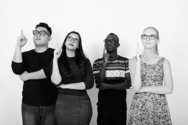Studio shot από ποικιλόμορφη ομάδα φίλων πολυ εθνοτικών σκέψης ενώ δείχνει δάχτυλο επάνω με γυαλιά μαζί — Φωτογραφία Αρχείου