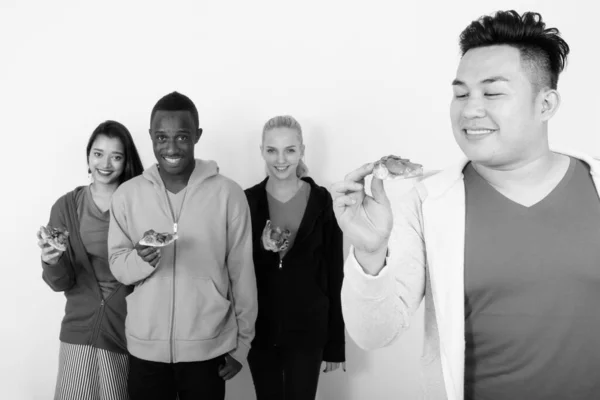 다중 민족적인 친구 웃 고 함께 피자 조각을 들고의 다양 한 그룹 피자 조각을 보고 행복 젊은 아시아 남자의 스튜디오 샷 — 스톡 사진