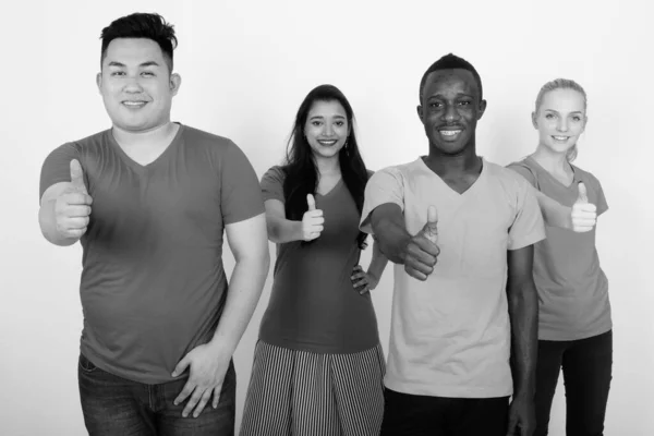 Estúdio tiro de feliz grupo diversificado de multi amigos étnicos sorrindo enquanto dando o polegar juntos — Fotografia de Stock