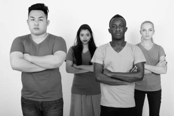 Photo studio d'un groupe diversifié d'amis multiethniques debout les bras croisés — Photo