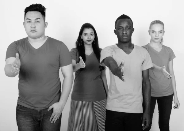 Studioaufnahme einer bunt gemischten Gruppe multiethnischer Freunde beim gemeinsamen Händedruck — Stockfoto