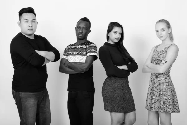 Studio shot van diverse groep van multi-etnische vrienden met armen gekruist terwijl tegenover elkaar — Stockfoto