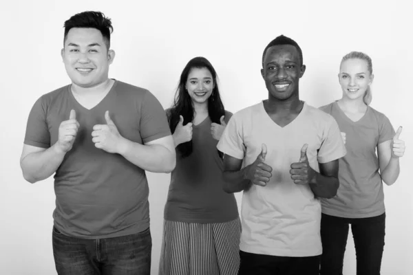 Studio colpo di felice gruppo eterogeneo di amici multietnici sorridente, mentre dando pollici insieme — Foto Stock
