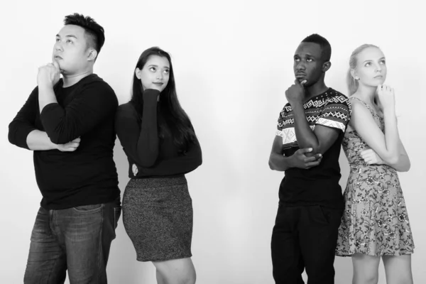 Diverso gruppo di amici multietnici che pensano insieme con back to back — Foto Stock