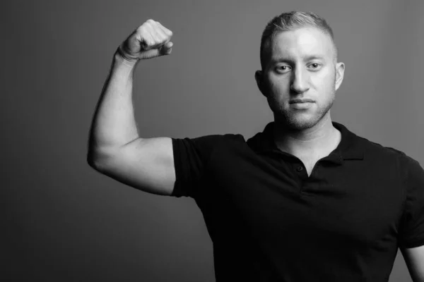 Retrato de hombre musculoso en blanco y negro —  Fotos de Stock