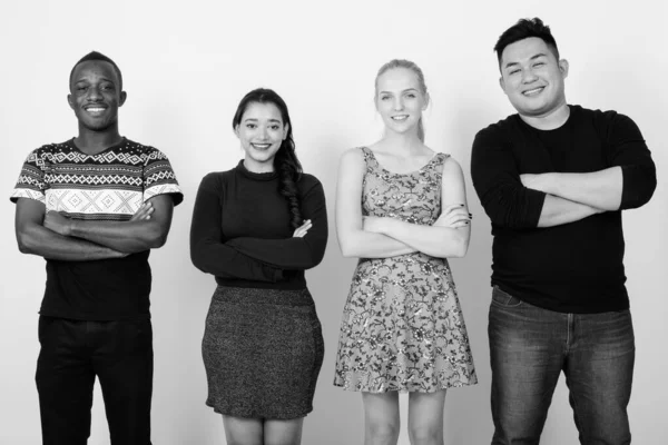 Studio shot van gelukkig diverse groep van etnische vrienden multi glimlachend met samen gekruiste armen — Stockfoto