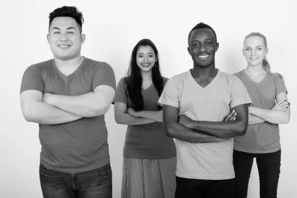 Studio shot van gelukkig diverse groep van etnische vrienden multi glimlachend met samen gekruiste armen — Stockfoto