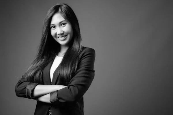 Junge schöne asiatische Geschäftsfrau in schwarz und weiß — Stockfoto