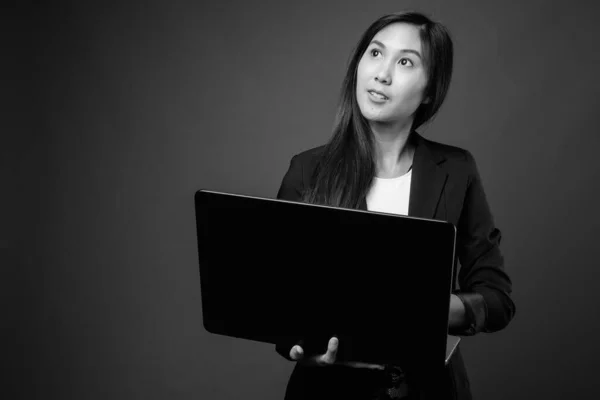 Молодая красивая азиатская бизнесвумен в черно-белом — стоковое фото