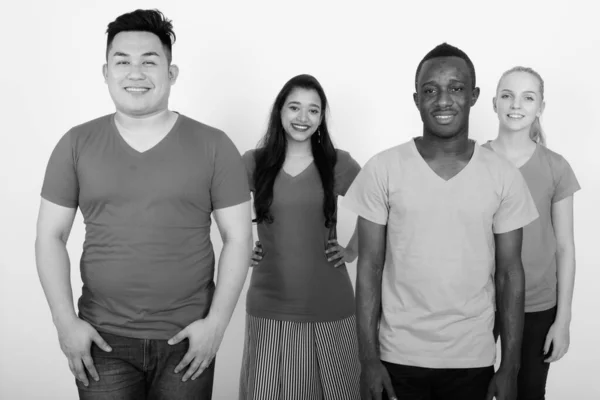 Ευτυχισμένος ποικιλόμορφη ομάδα φίλων πολυ εθνοτικών χαμογελαστός και στέκεται μαζί — Φωτογραφία Αρχείου