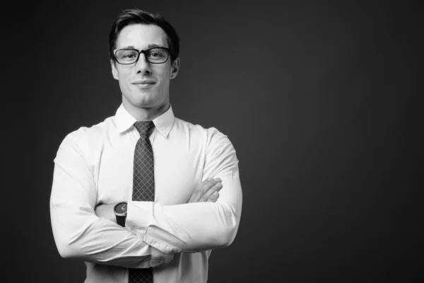 Joven hombre de negocios guapo con gafas en blanco y negro — Foto de Stock