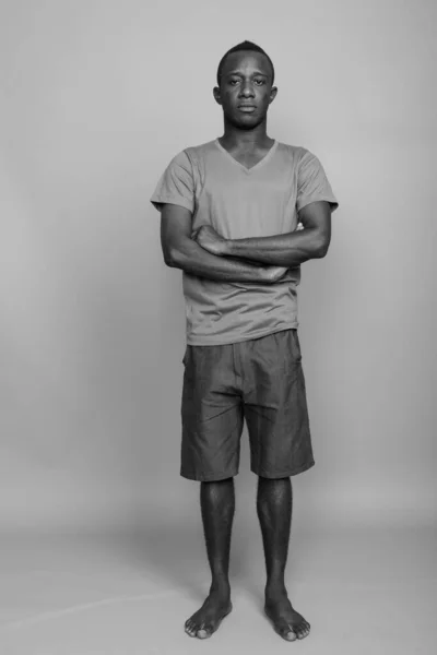 Портрет африканця в чорно - білому — стокове фото