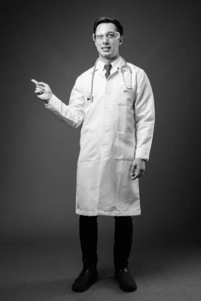 Молодой красивый мужчина врач в защитных очках в черно-белых — стоковое фото