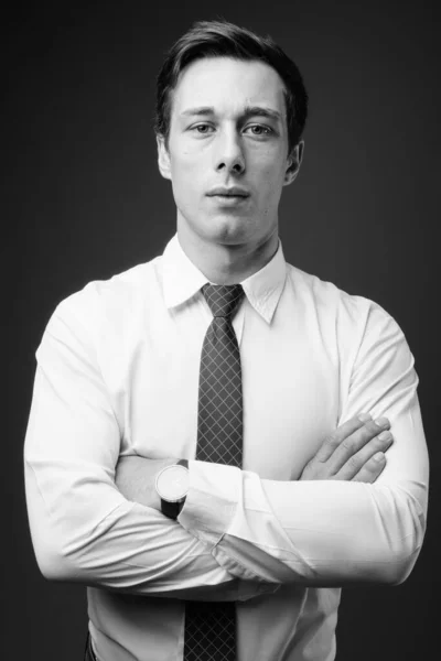 Jovem empresário bonito em preto e branco — Fotografia de Stock