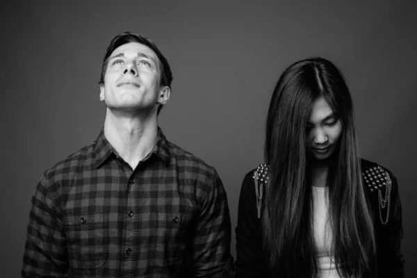 Portrait de jeune couple multi ethnique en noir et blanc — Photo