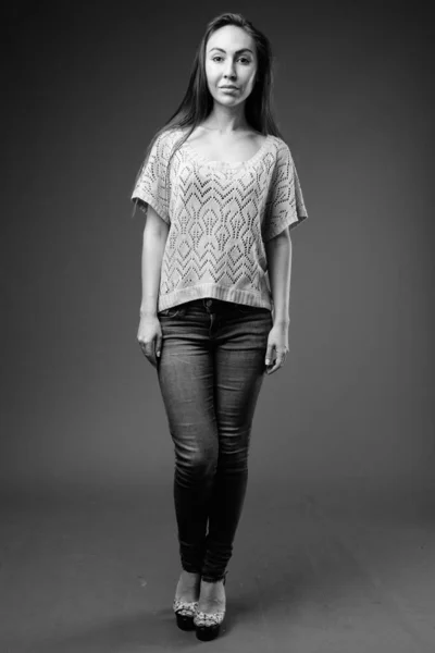 Studioaufnahme einer jungen schönen Frau in Schwarz-Weiß — Stockfoto
