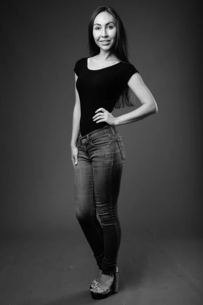 Studio shot of young beautiful woman in black and white — Stock Photo, Image