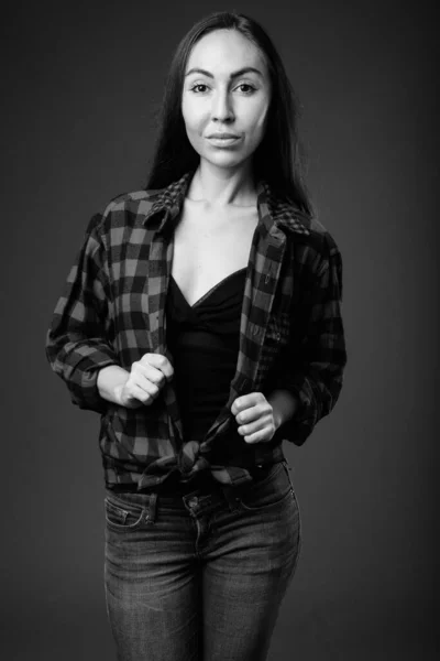 Estúdio tiro de jovem bela mulher hipster em preto e branco — Fotografia de Stock