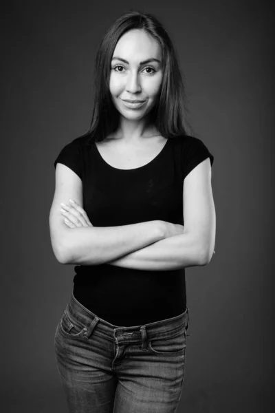 Studio shot of young beautiful woman in black and white — Stock Photo, Image
