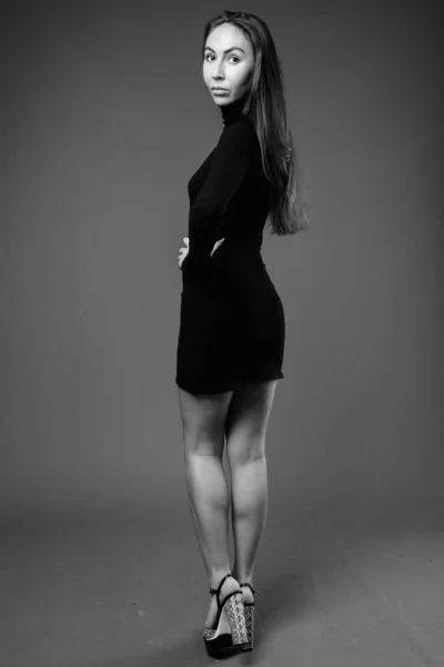 Estúdio tiro de jovem bela empresária em preto e branco — Fotografia de Stock
