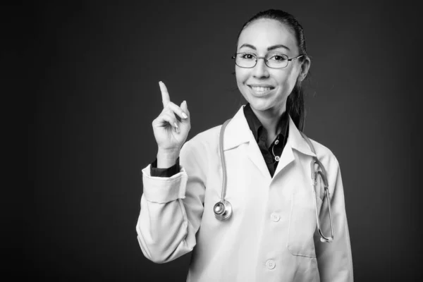 Estudio de tiro de joven hermosa mujer médico con gafas — Foto de Stock