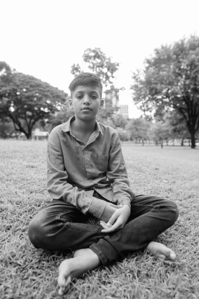 Portré, fiatal indiai fiú pihentető-nél park — Stock Fotó