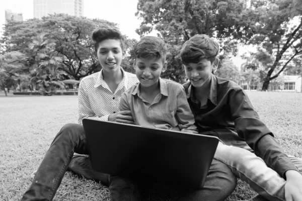 Retrato Família Indiana Relaxando Juntos Parque Cidade Bangkok Preto Branco — Fotografia de Stock