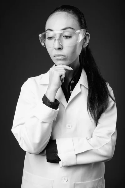 Ung vacker kvinna läkare bär skyddsglasögon — Stockfoto