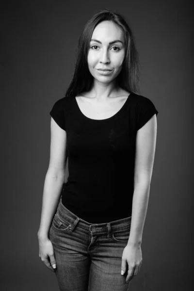 Studio shot of young beautiful woman in black and white — Stock Photo, Image