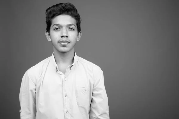 Studioaufnahme Eines Jungen Indischen Jungen Der Smart Aussieht Vor Grauem — Stockfoto