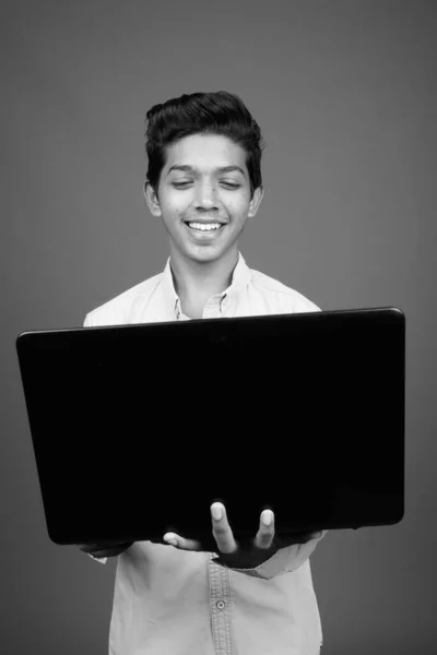 Στούντιο Πλάνο Του Νεαρού Ινδιάνου Αγόρι Αναζητούν Έξυπνος Γκρι Φόντο — Φωτογραφία Αρχείου