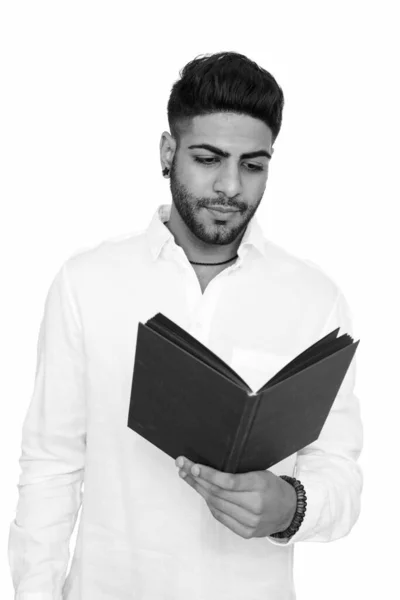 흰색 배경에 고립 된 읽기 젊은 잘생긴 인도 남자의 스튜디오 샷 — 스톡 사진
