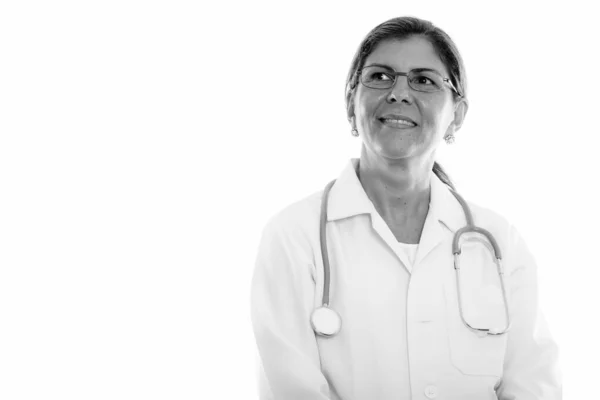 Estúdio tiro de mulher bonita madura médico pensando ao olhar para cima — Fotografia de Stock