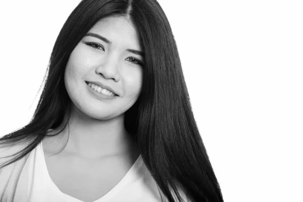 Close up di giovane donna asiatica felice sorridente — Foto Stock