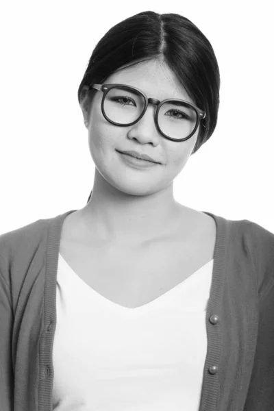 Rostro de joven asiática empollona con gafas en blanco y negro — Foto de Stock