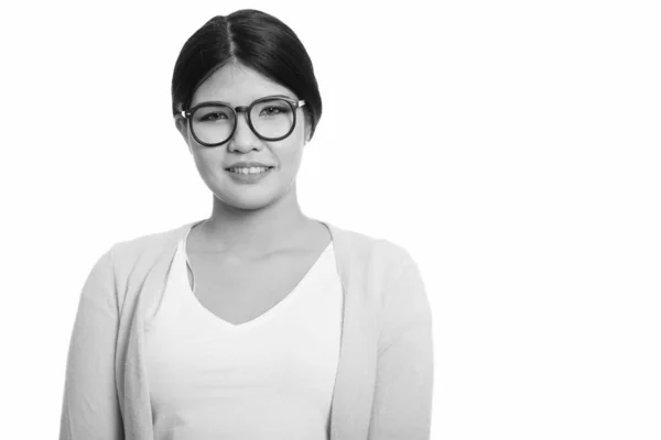 Studio colpo di giovane felice asiatico nerd donna sorridente — Foto Stock