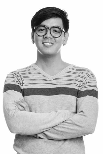 Studio záběr mladý šťastný asijský muž usmívat se zkříženými pažemi — Stock fotografie