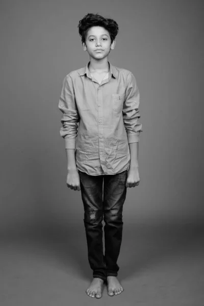Mladý indický chlapec na sobě inteligentní ležérní oblečení proti šedému pozadí — Stock fotografie