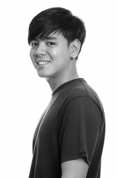 Studio shot van jong gelukkig aziatisch man glimlachen — Stockfoto