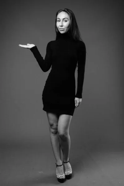 Студійний знімок молодої красивої бізнес-леді в чорно-білому — стокове фото