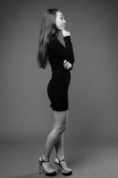 Studioaufnahme einer jungen schönen Geschäftsfrau in Schwarz-Weiß — Stockfoto