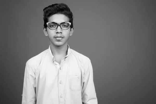흑백으로 영리해 보이는 인도 소년 — 스톡 사진