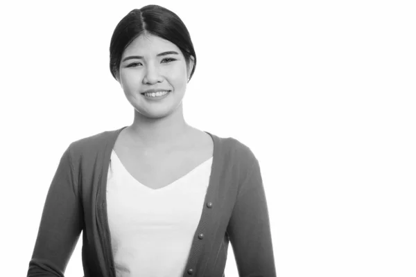 Estudio disparo de joven feliz mujer asiática sonriendo — Foto de Stock