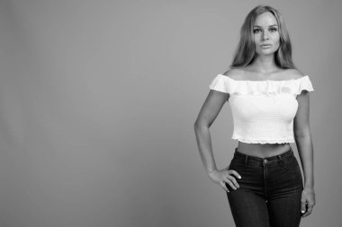 Stüdyo çekimlerinde, sarı saçlı, siyah beyaz arka planda güzel bir kadın vardı.